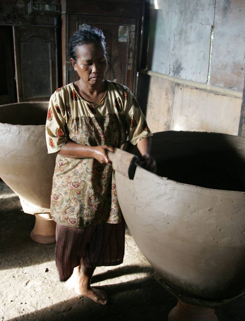 Potting large jars by coiling