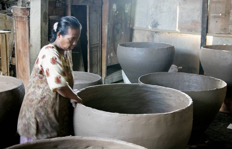 Potting large jars by coiling