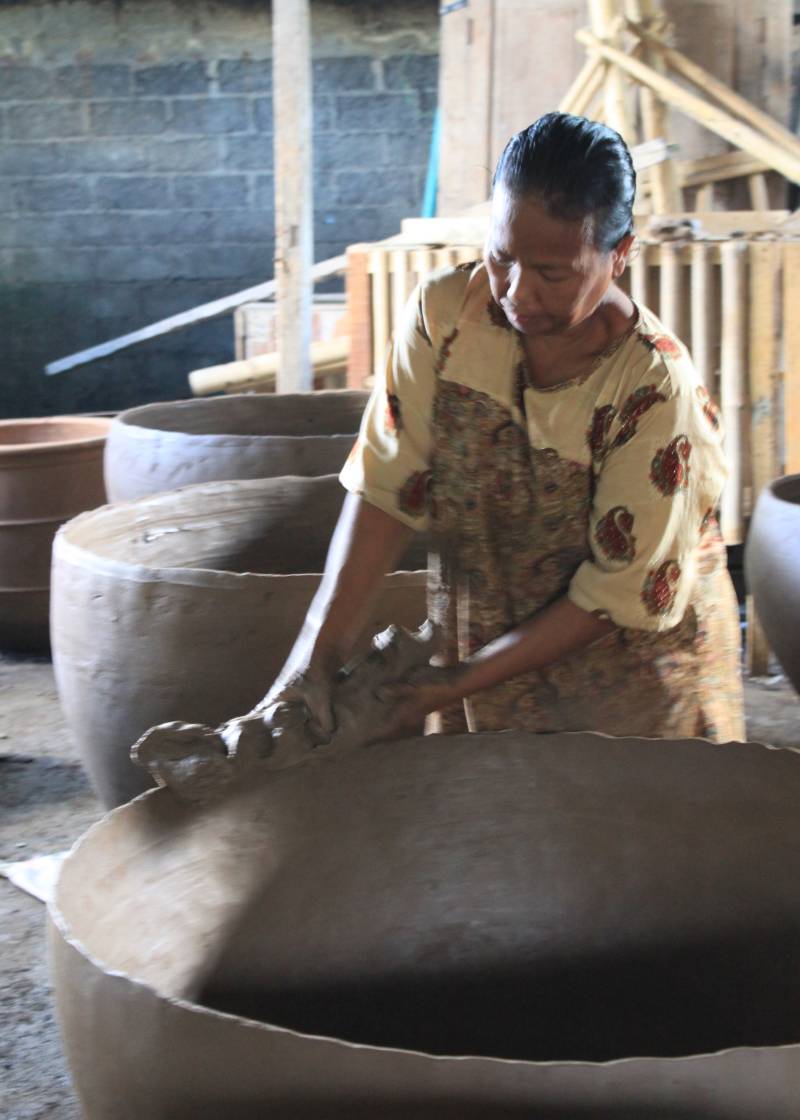 Potting large jars by coiling