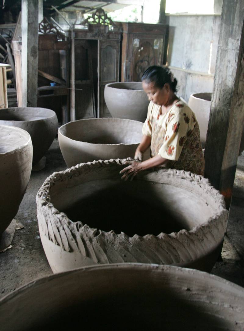 Potting large jars by coiling