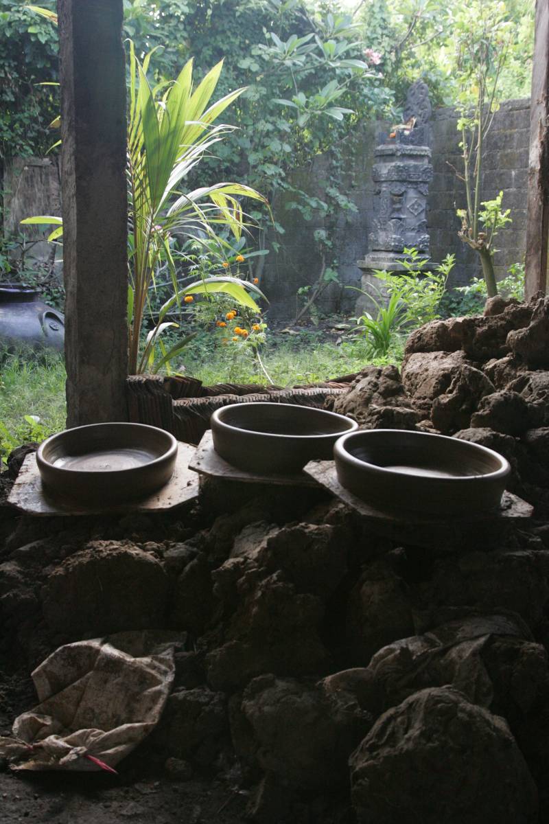 Balinese eartenware dishes made by turning